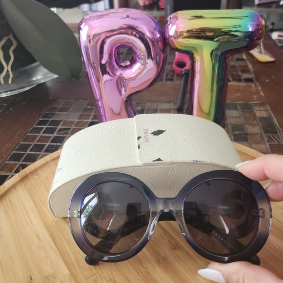 Prada sunglasses with case - Picture 1 of 8